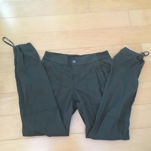 Athleta Trekkie Pants 6P Army Green Hike Pants